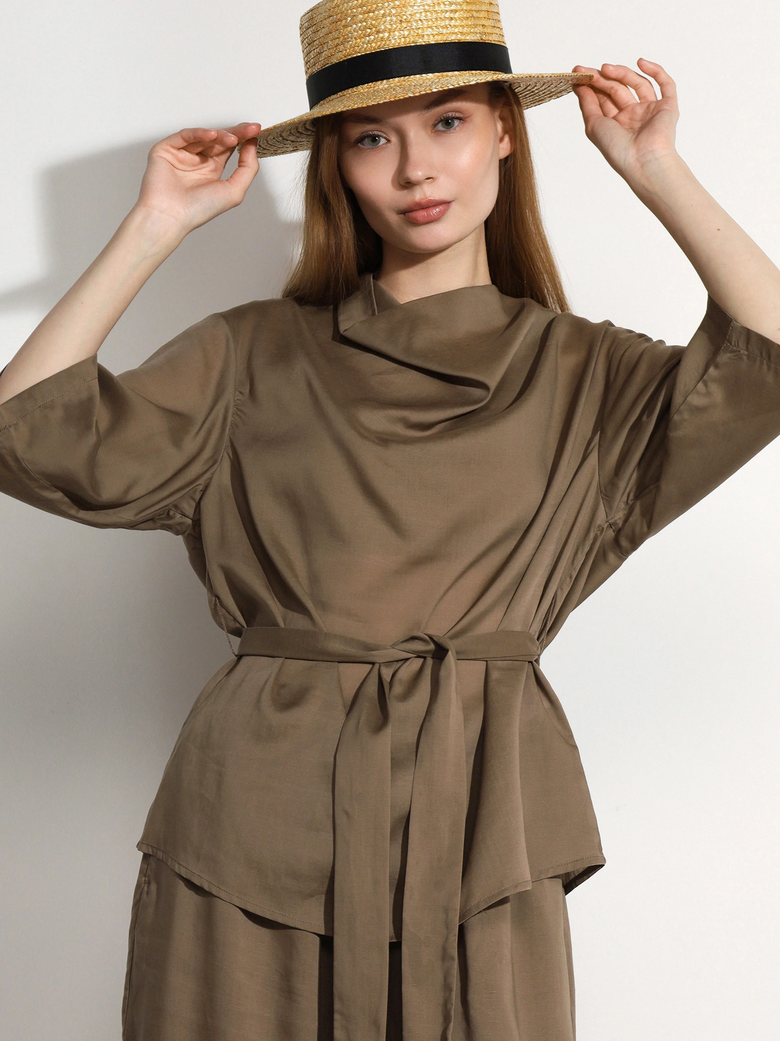 Блуза песочного цвета с поясом